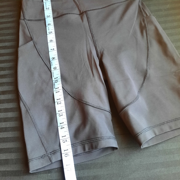 Lululemon track & train black short size "4" - Picture 13 of 14